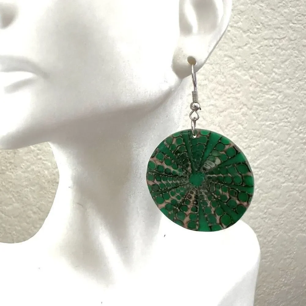 Green and brown shell round earrings